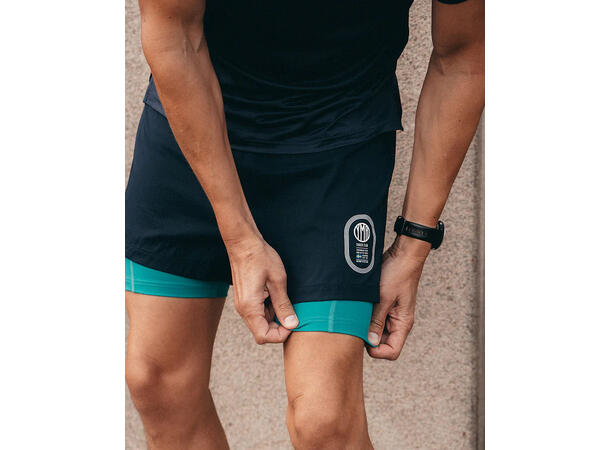 YMR Track Club Stadion Mens 2in1 Shorts Lett og fleksibel 2 i 1 shorts