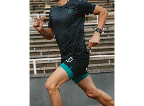 YMR Track Club Stadion Mens 2in1 Shorts Lett og fleksibel 2 i 1 shorts