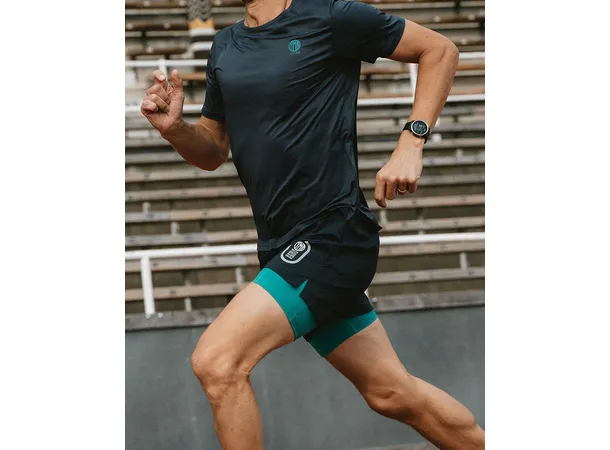 YMR Track Club Stadion Mens 2in1 Shorts Lett og fleksibel 2 i 1 shorts 