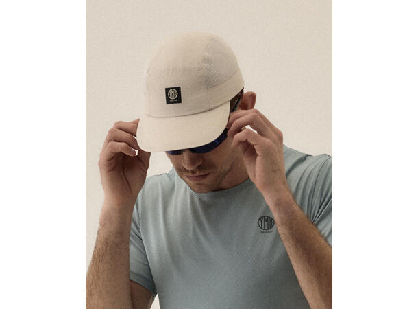 YMR Track Club Nordic Runrise Cap Hvit løpecaps med god lufting (OZ) 