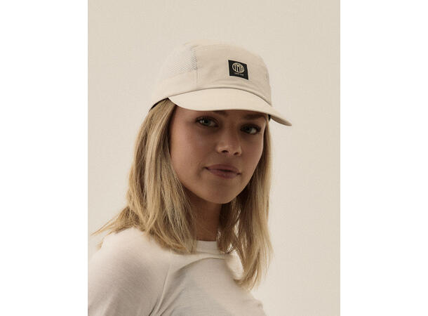 YMR Track Club Nordic Runrise Cap Hvit løpecaps med god lufting (OZ) 