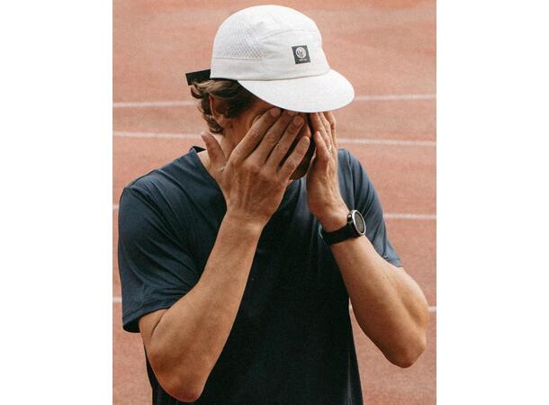 YMR Track Club Nordic Runrise Cap Hvit løpecaps med god lufting (OZ) 