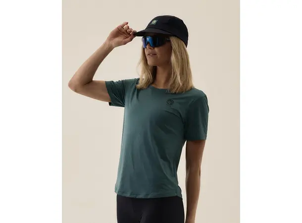 YMR Track Club Nordic Runrise Cap Navy Hvit løpecaps med god lufting (OZ) 