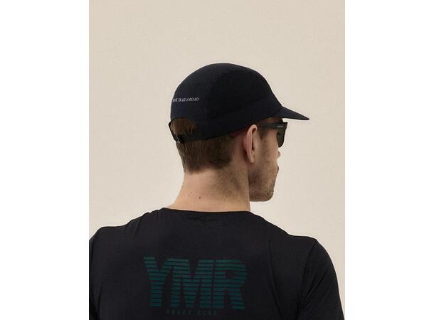 YMR Track Club Nordic Runrise Cap Navy Hvit løpecaps med god lufting (OZ) 