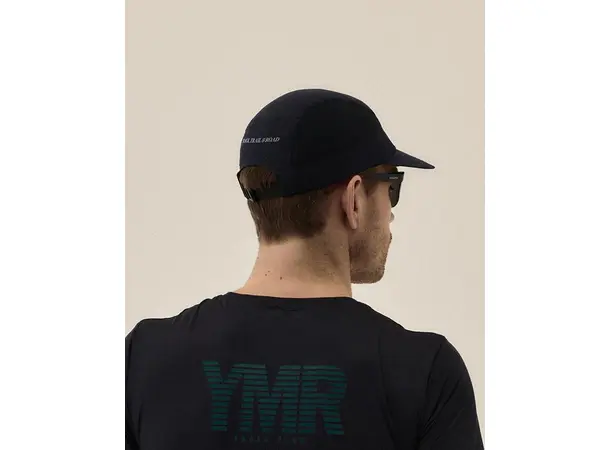 YMR Track Club Nordic Runrise Cap Navy Hvit løpecaps med god lufting (OZ) 