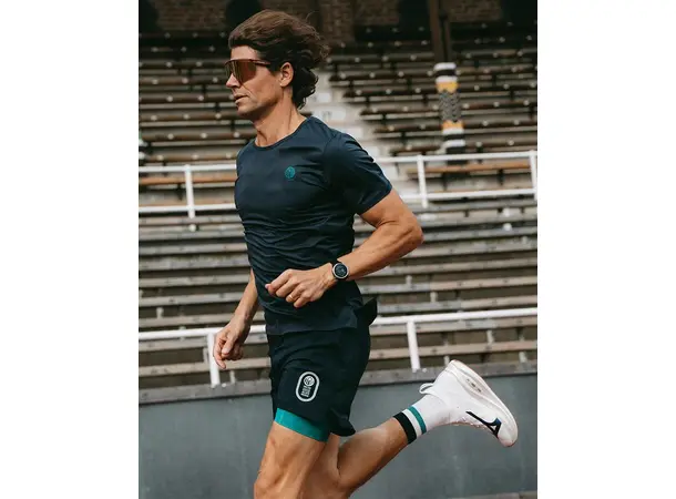 YMR Track Club Runrise T-shirt (M) Lett og hurtigtørkende t-skjorte 