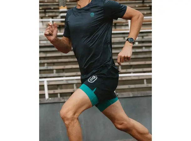 YMR Track Club Runrise T-shirt (M) Lett og hurtigtørkende t-skjorte 